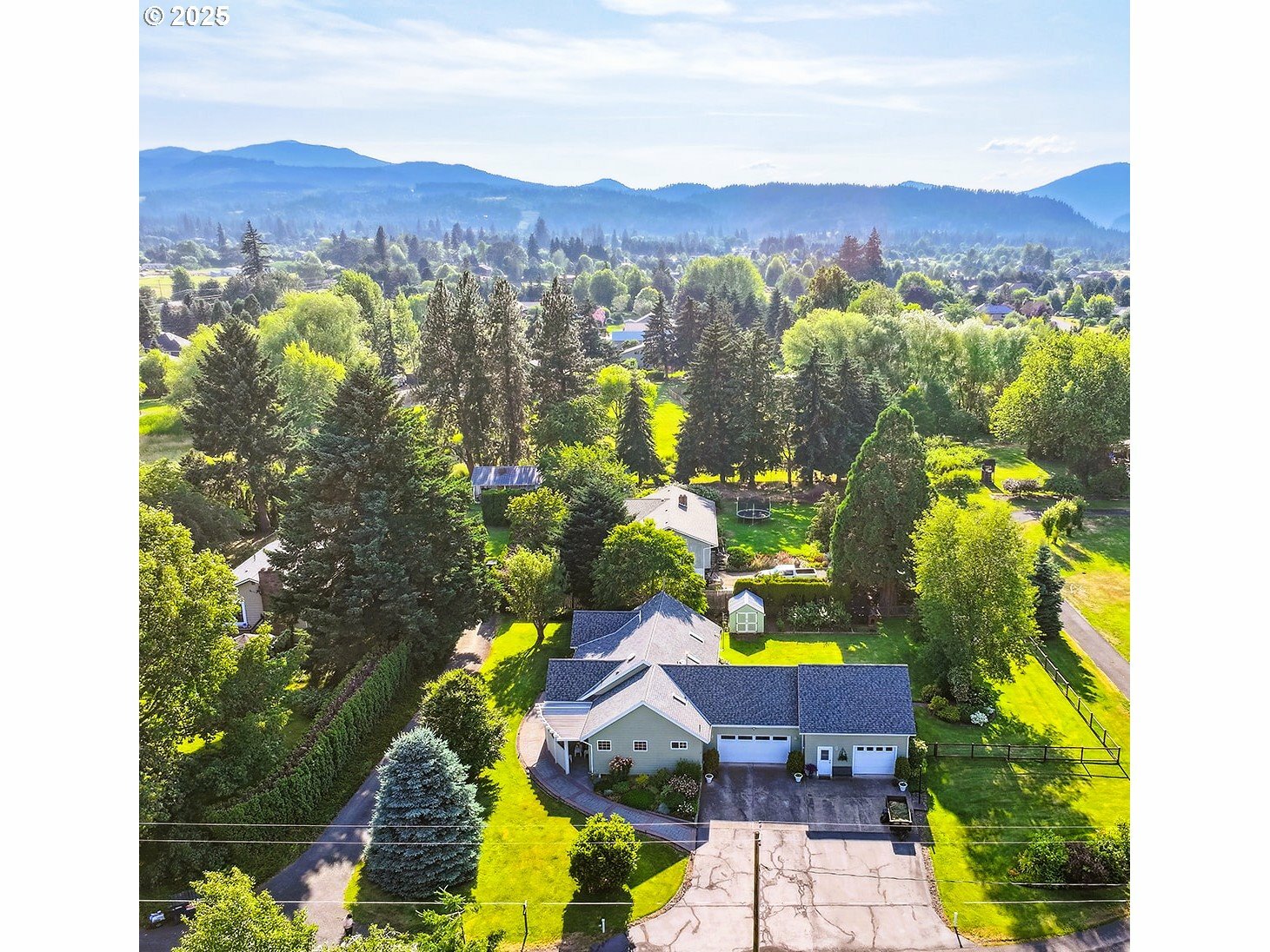 Property Photo: 886 Alameda Rd OR 97031