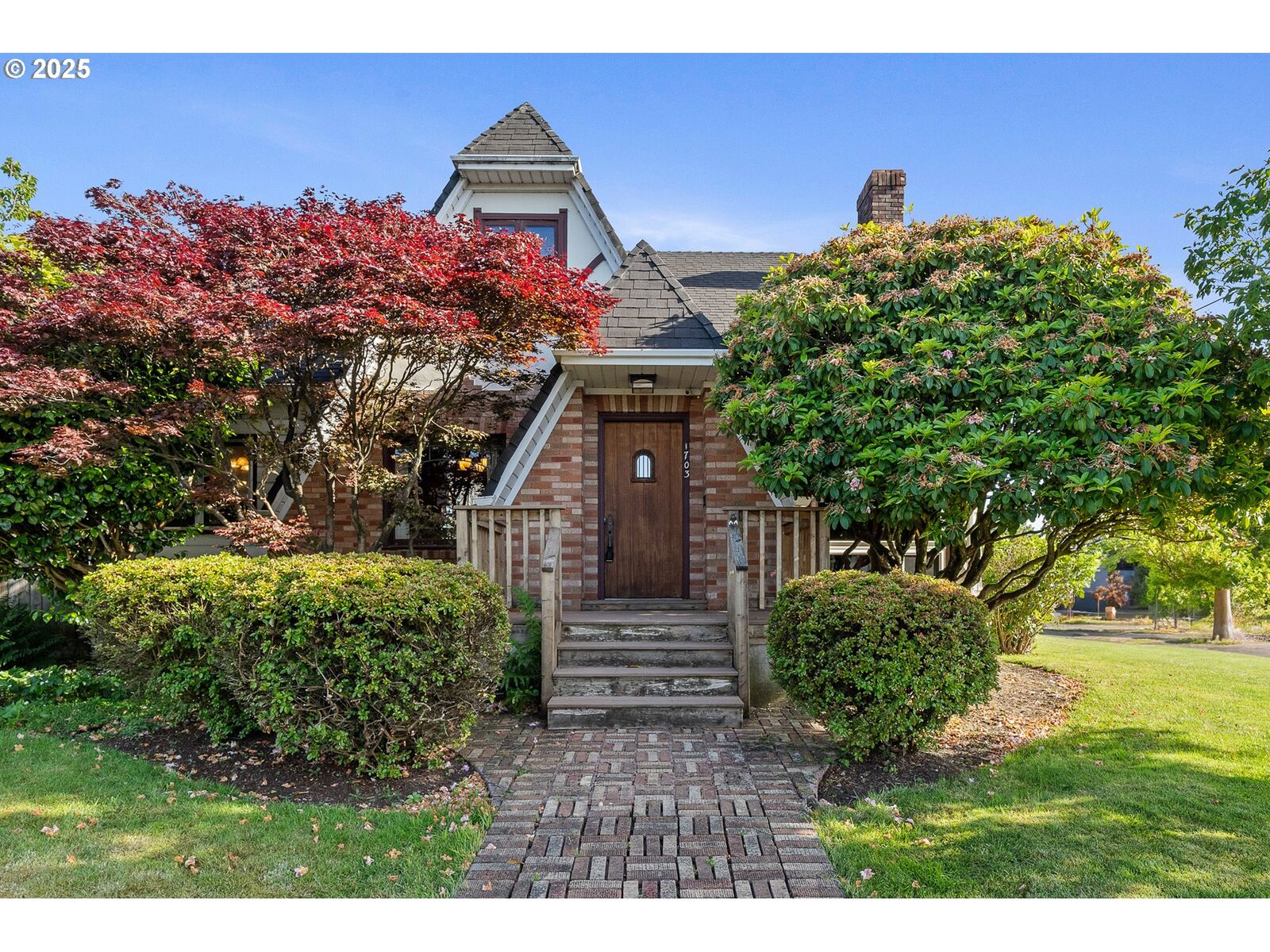 Property Photo:  1703 4th St  OR 97141 