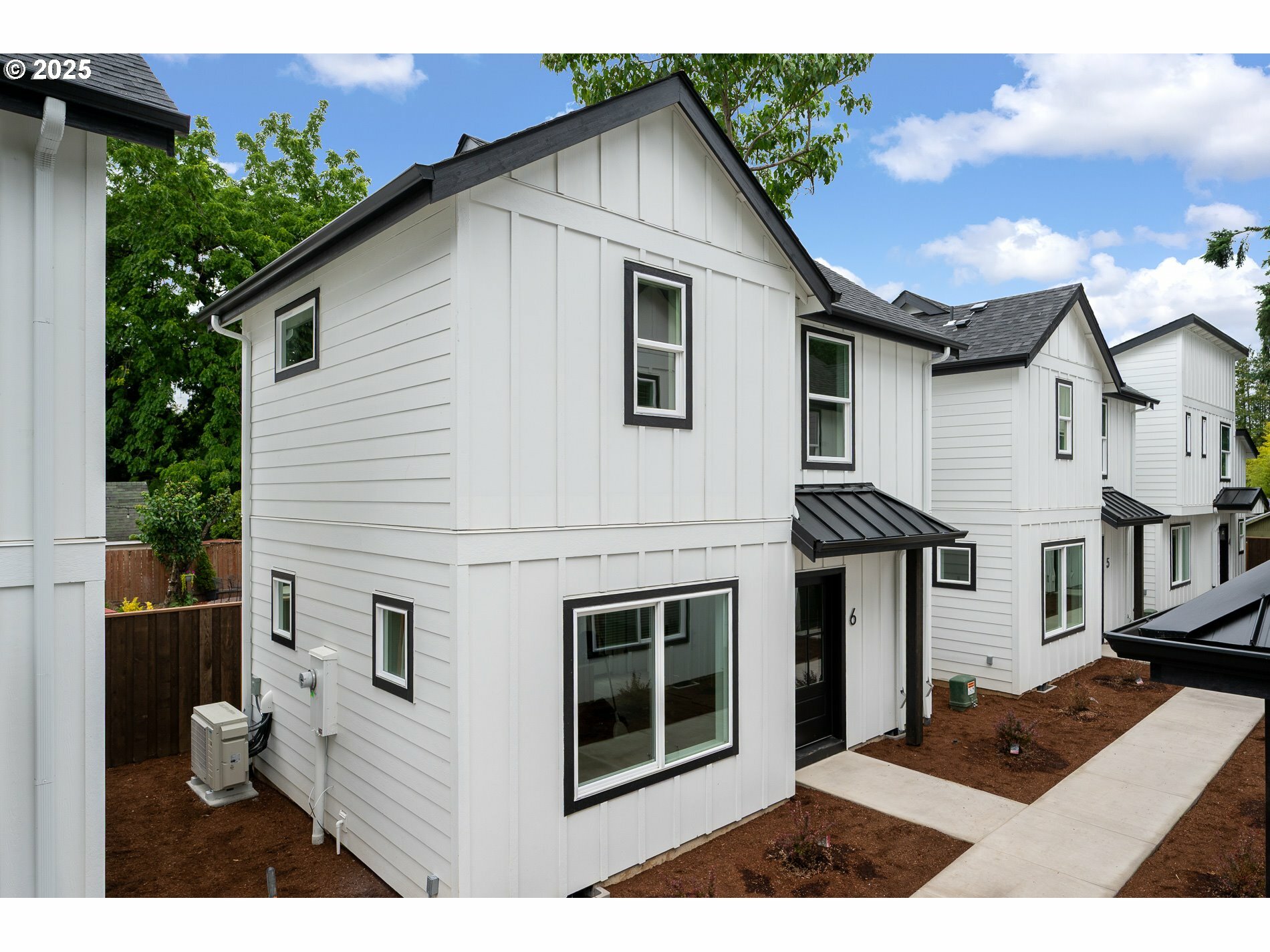 Property Photo: 4103 SE Olsen St 6 OR 97222