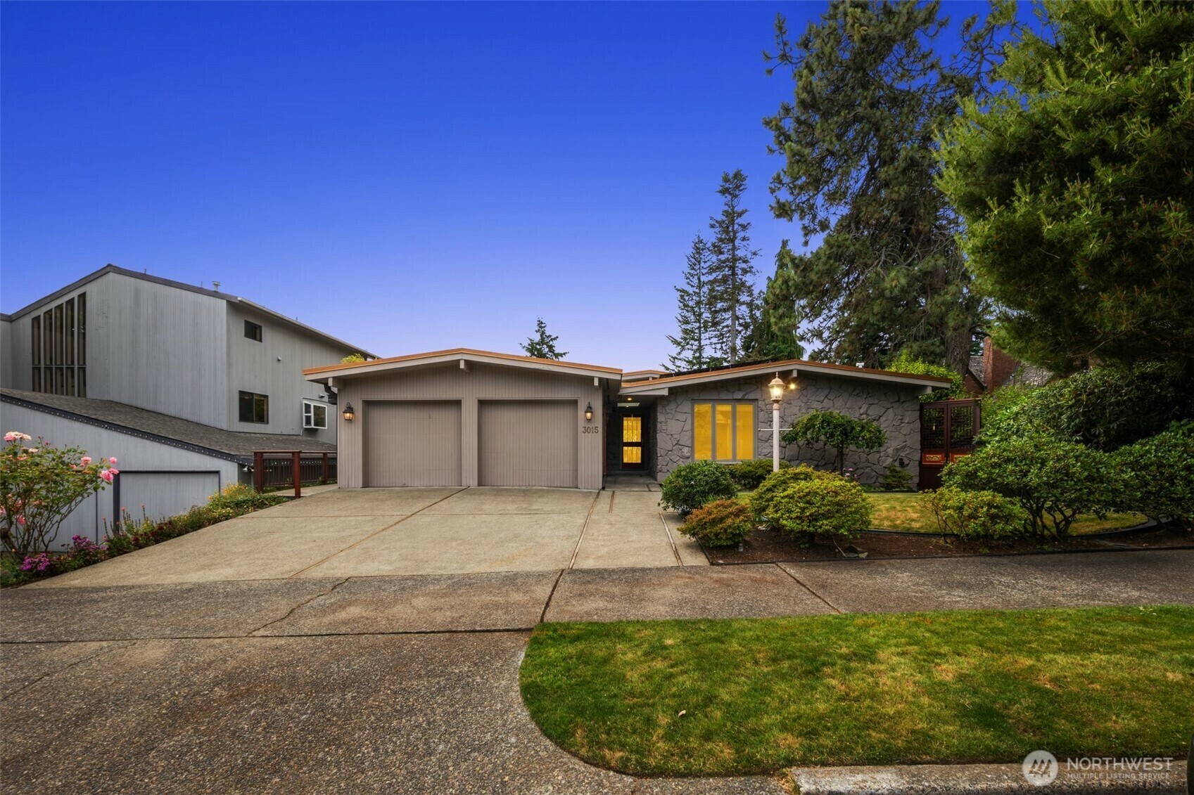 Property Photo: 3015 44th Avenue W WA 98199