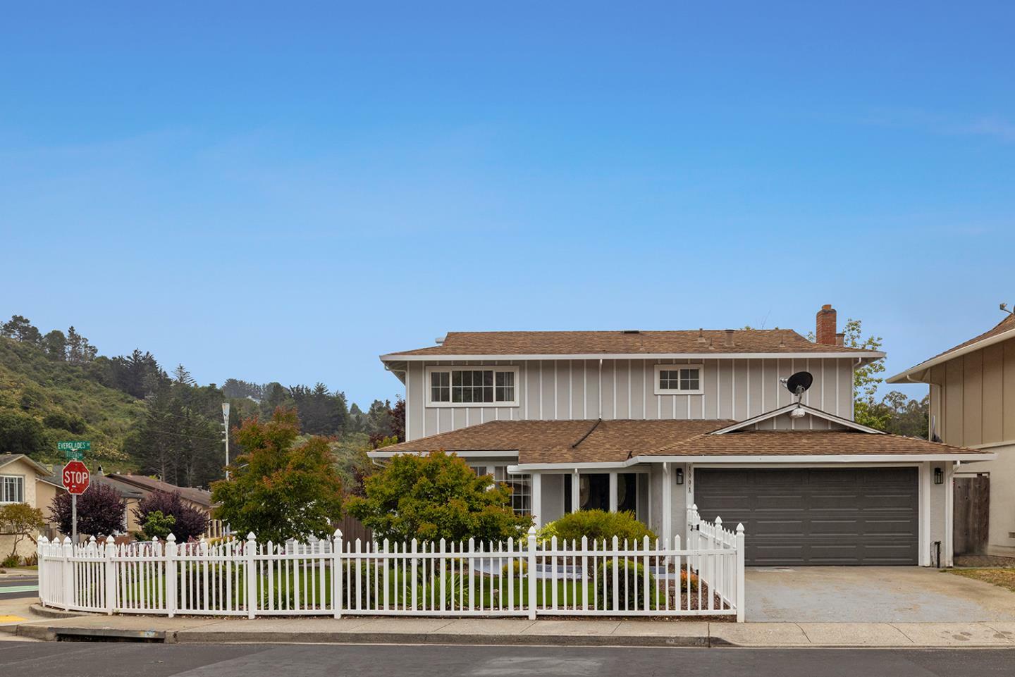 Property Photo: 1001 Everglades Drive CA 94044