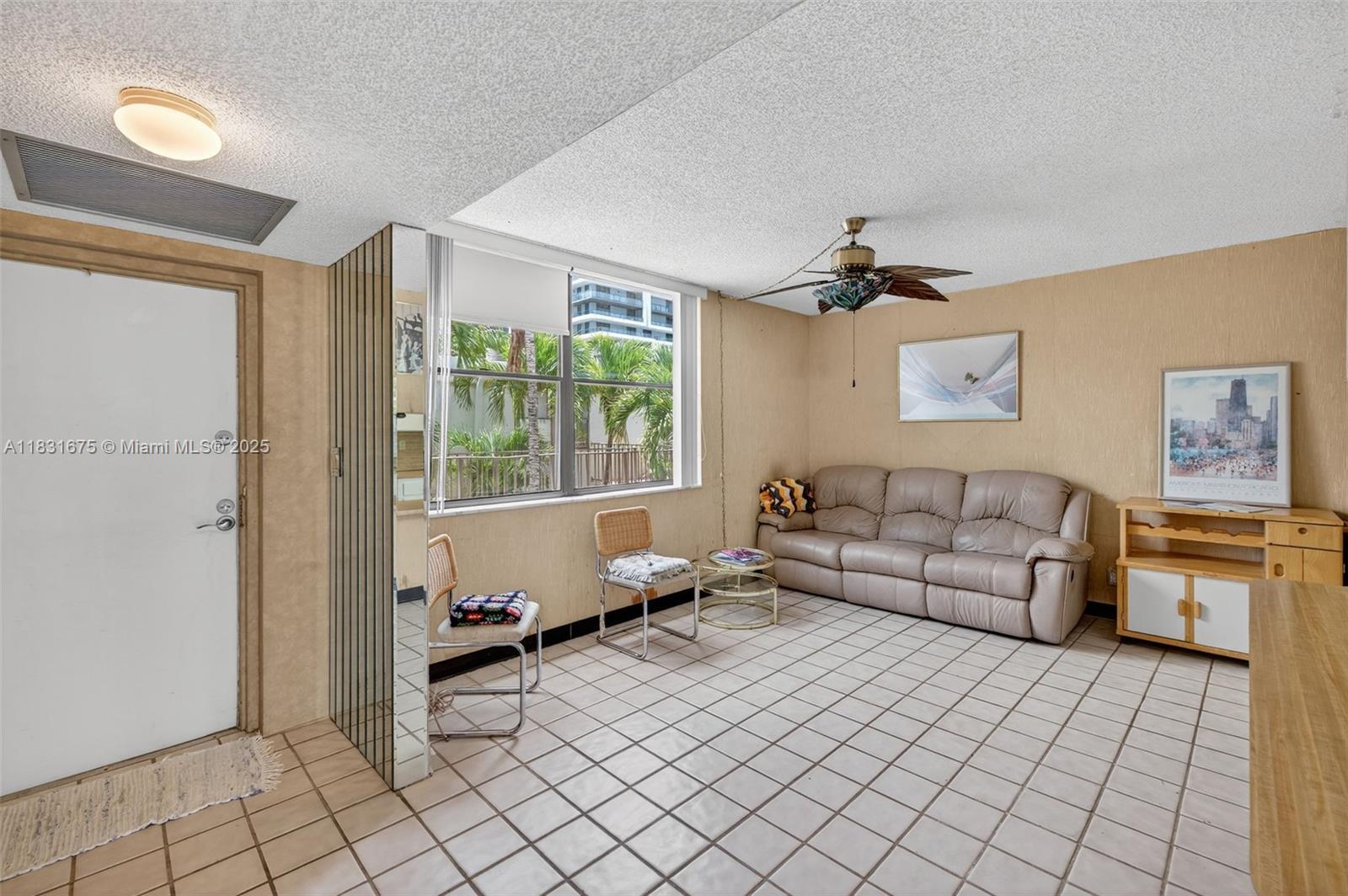 Property Photo: 20381 NE 30th Ave 410-7 FL 33180