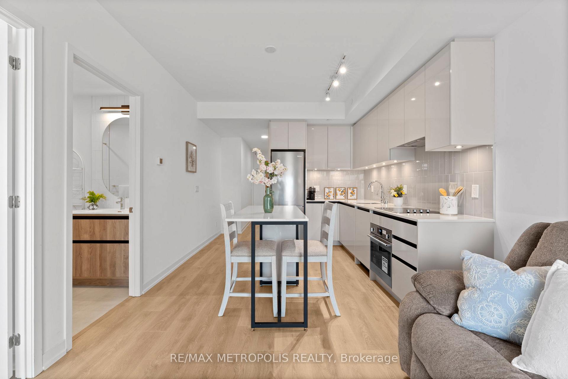 8 Beverley Glen Boulevard 303  Vaughan ON L4J 0L5 photo