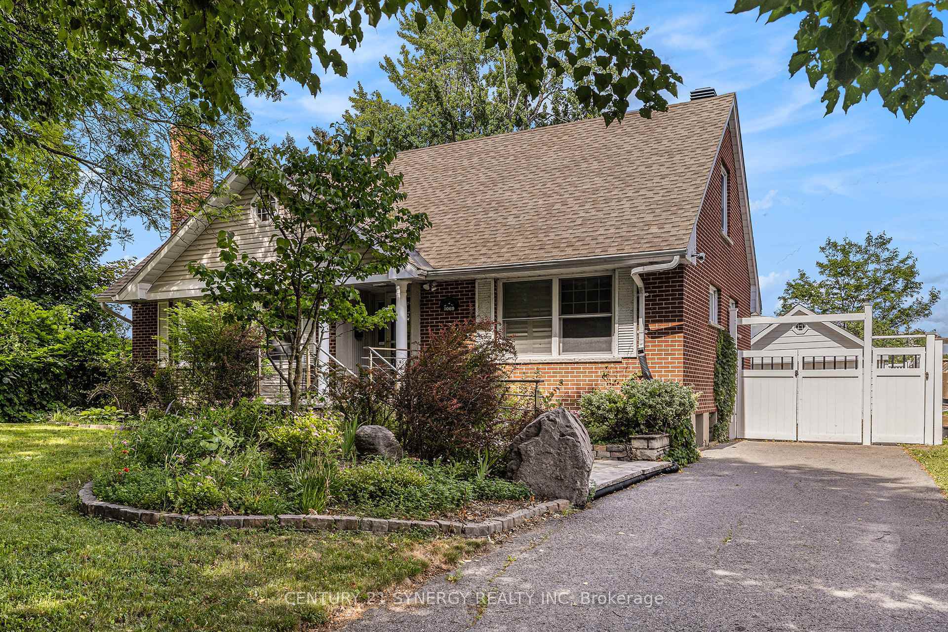 Property Photo: 1069 Arnot Road ON K2C 0H5