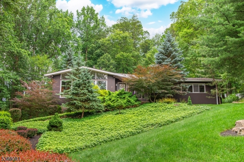 Property Photo:  7 Deer Ct  NJ 07930 
