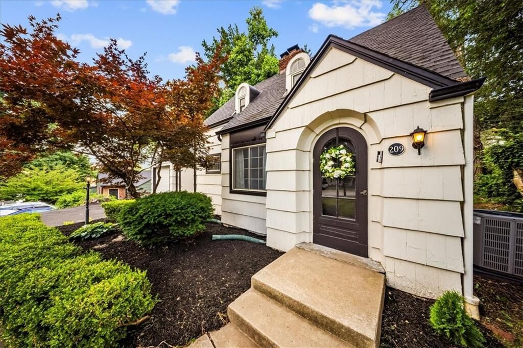 Property Photo: 209 NE Briarcliff Parkway MO 64116