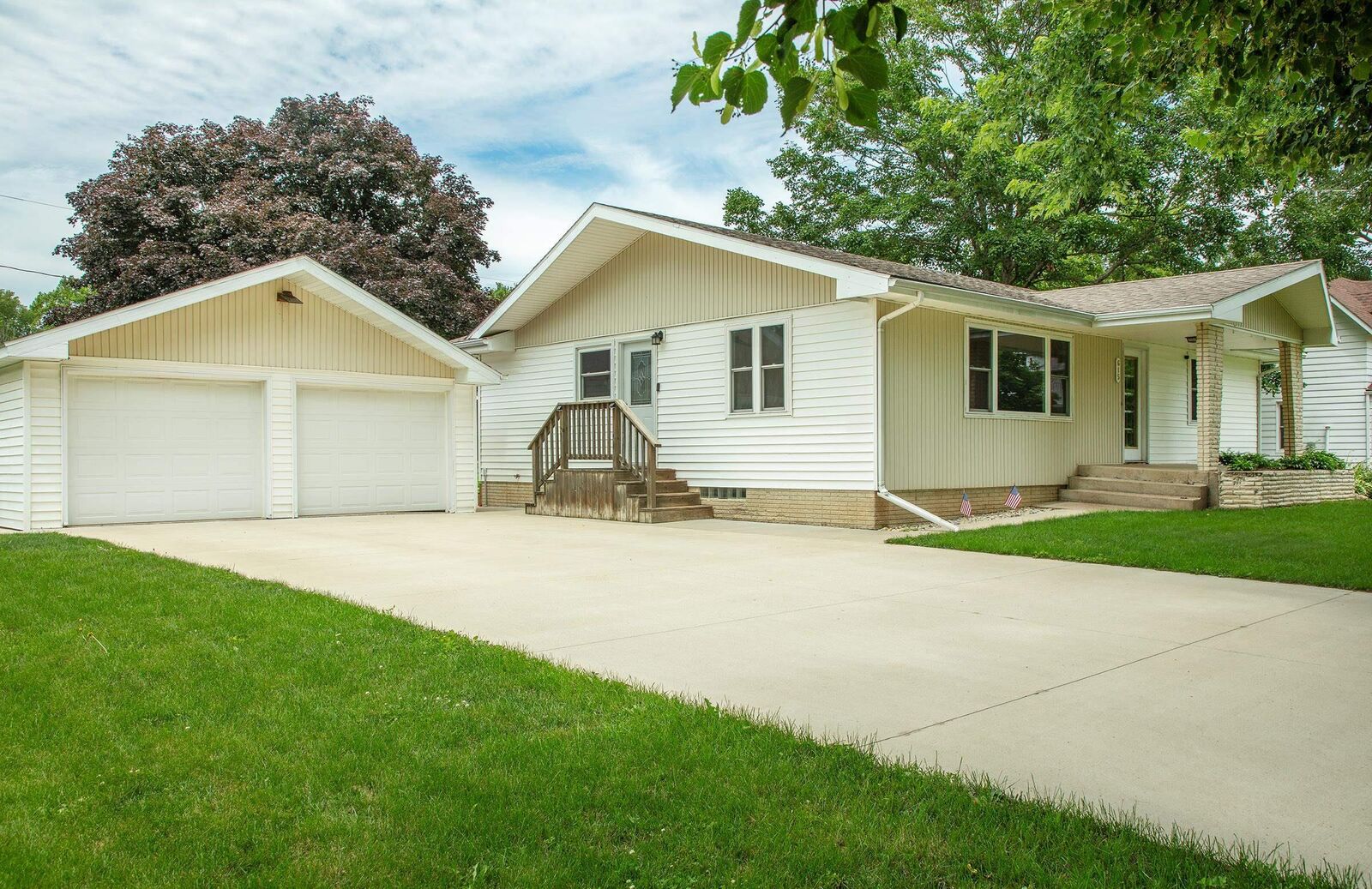 Property Photo: 615 Pine St IA 50602