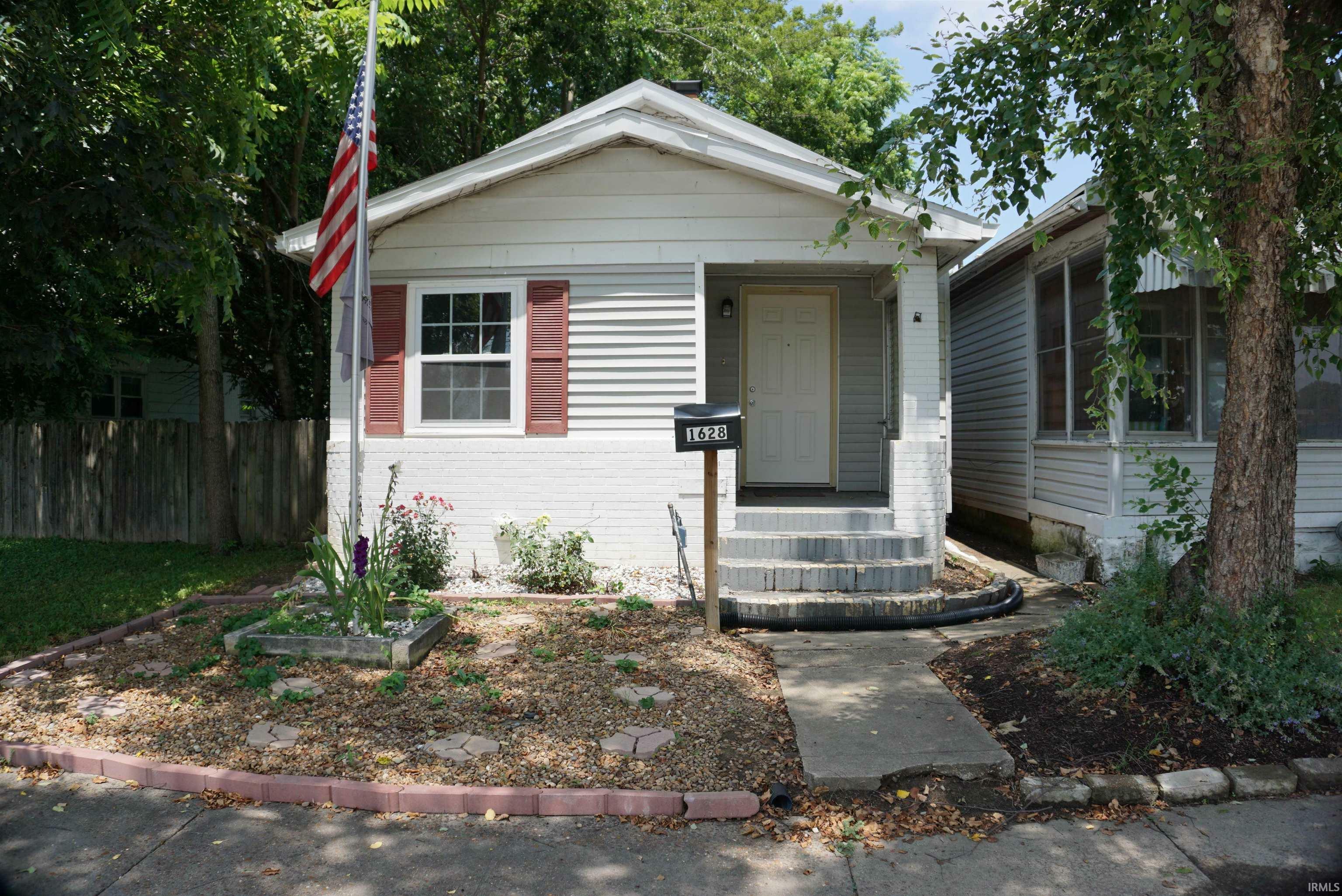 Property Photo:  1628 E Division Street  IN 47711 