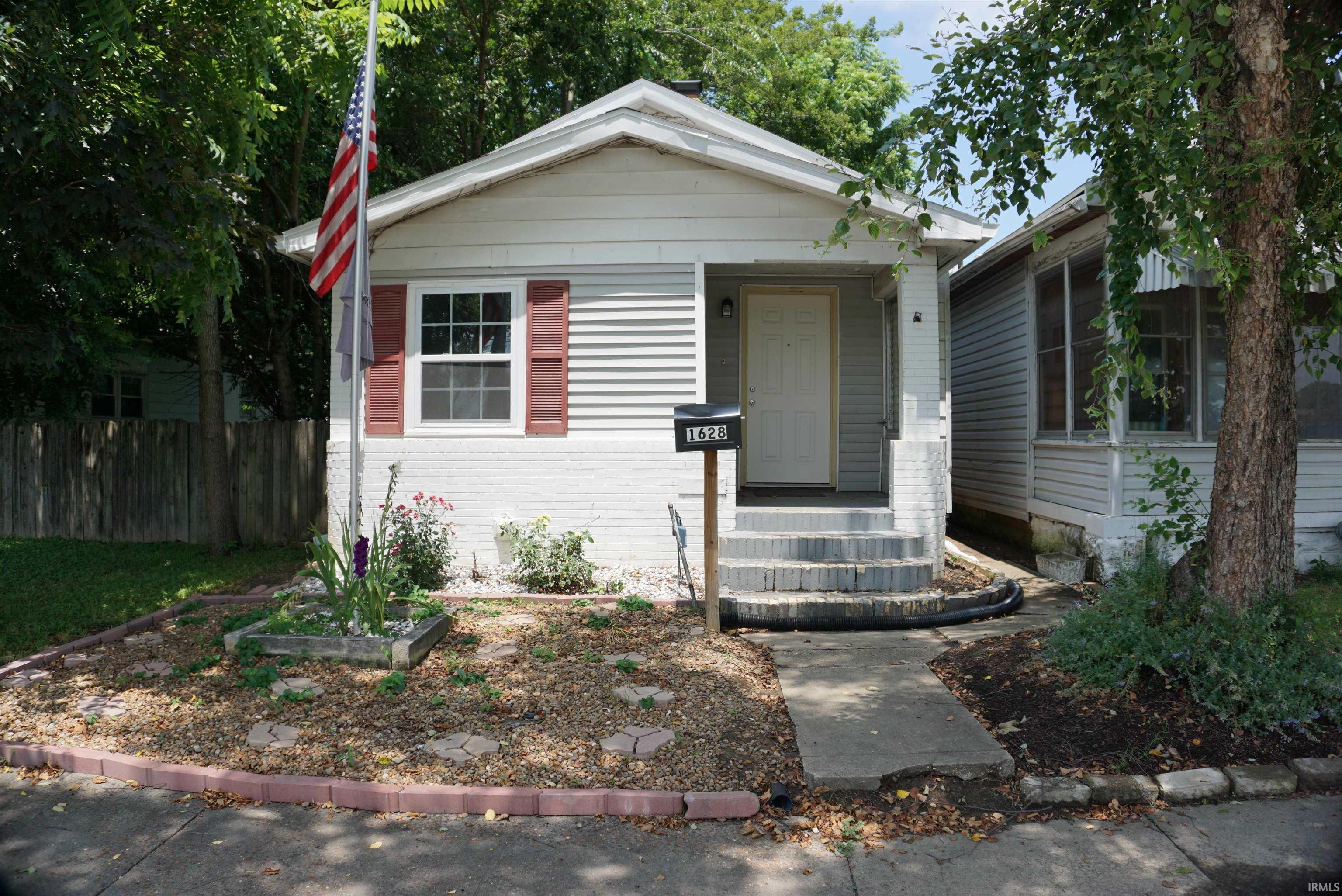Property Photo: 1628 E Division Street IN 47711