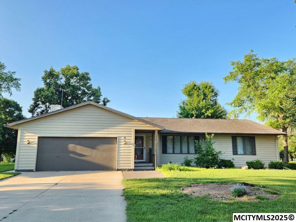 Property Photo: 9 Asbury Pl IA 50401