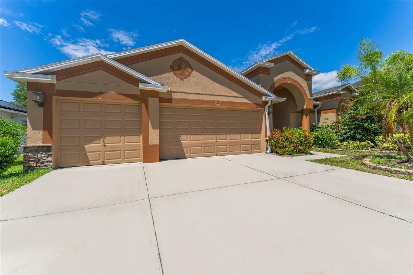 Property Photo: 2637 Yukon Cliff Drive FL 33570