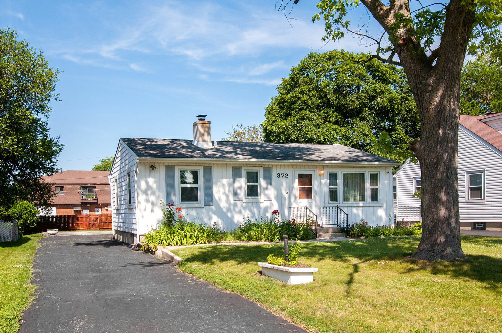 Property Photo: 372 N Walnut Avenue IL 60191