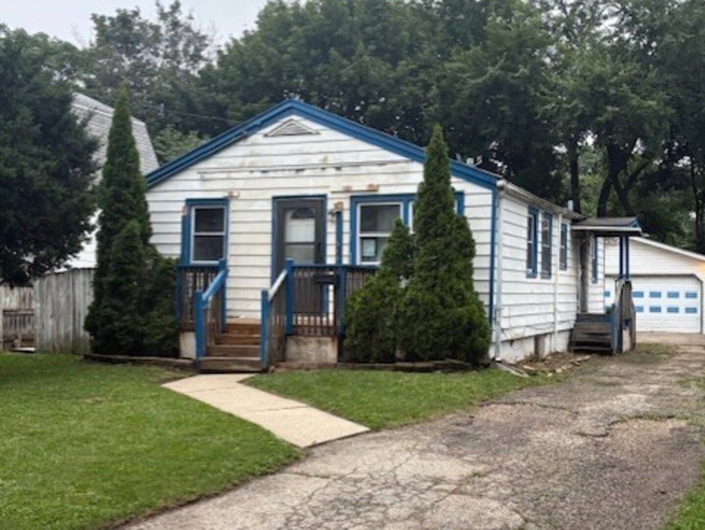 Property Photo: 915 S Liberty Street IL 60120