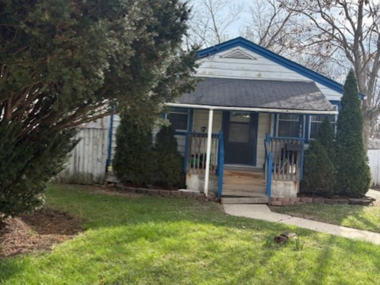 Property Photo: 915 S Liberty Street IL 60120