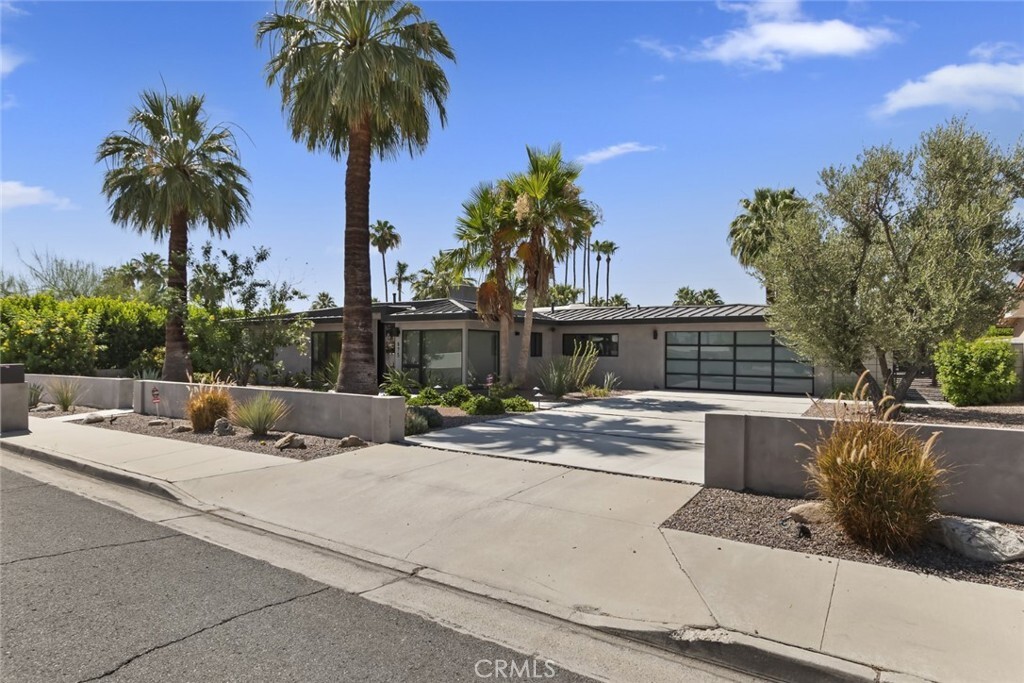 Property Photo:  675 E Mesquite Avenue  CA 92264 