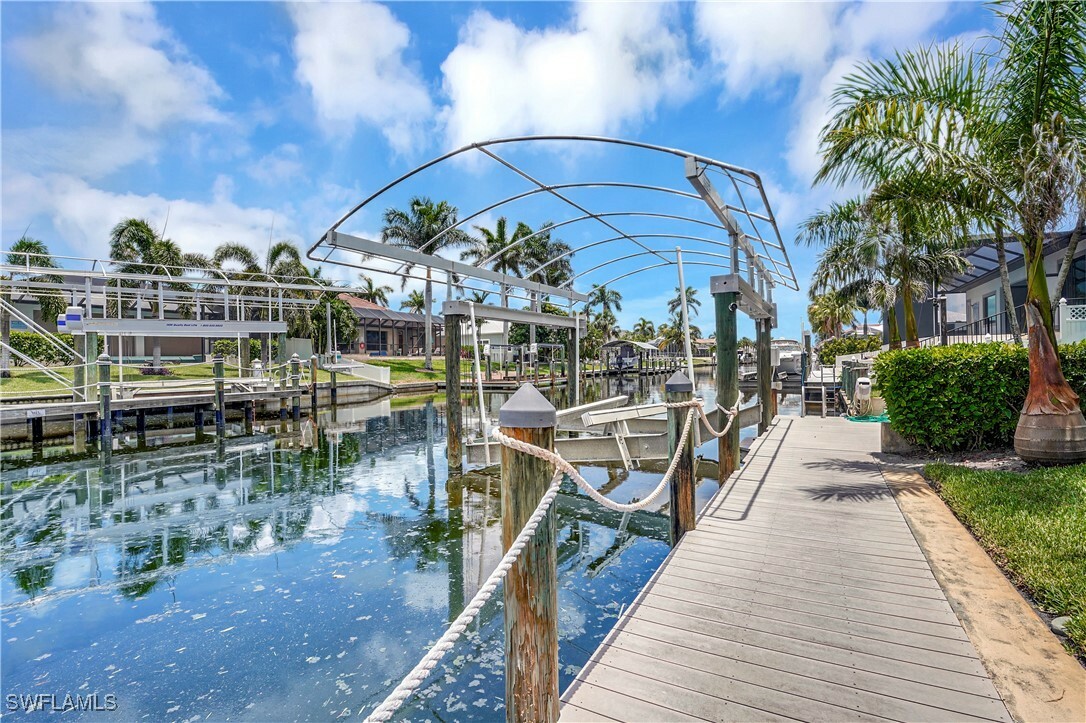 Property Photo:  1105 Lenox Court  FL 33904 