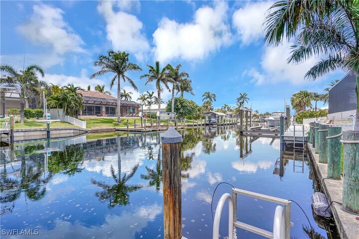 Property Photo:  1105 Lenox Court  FL 33904 