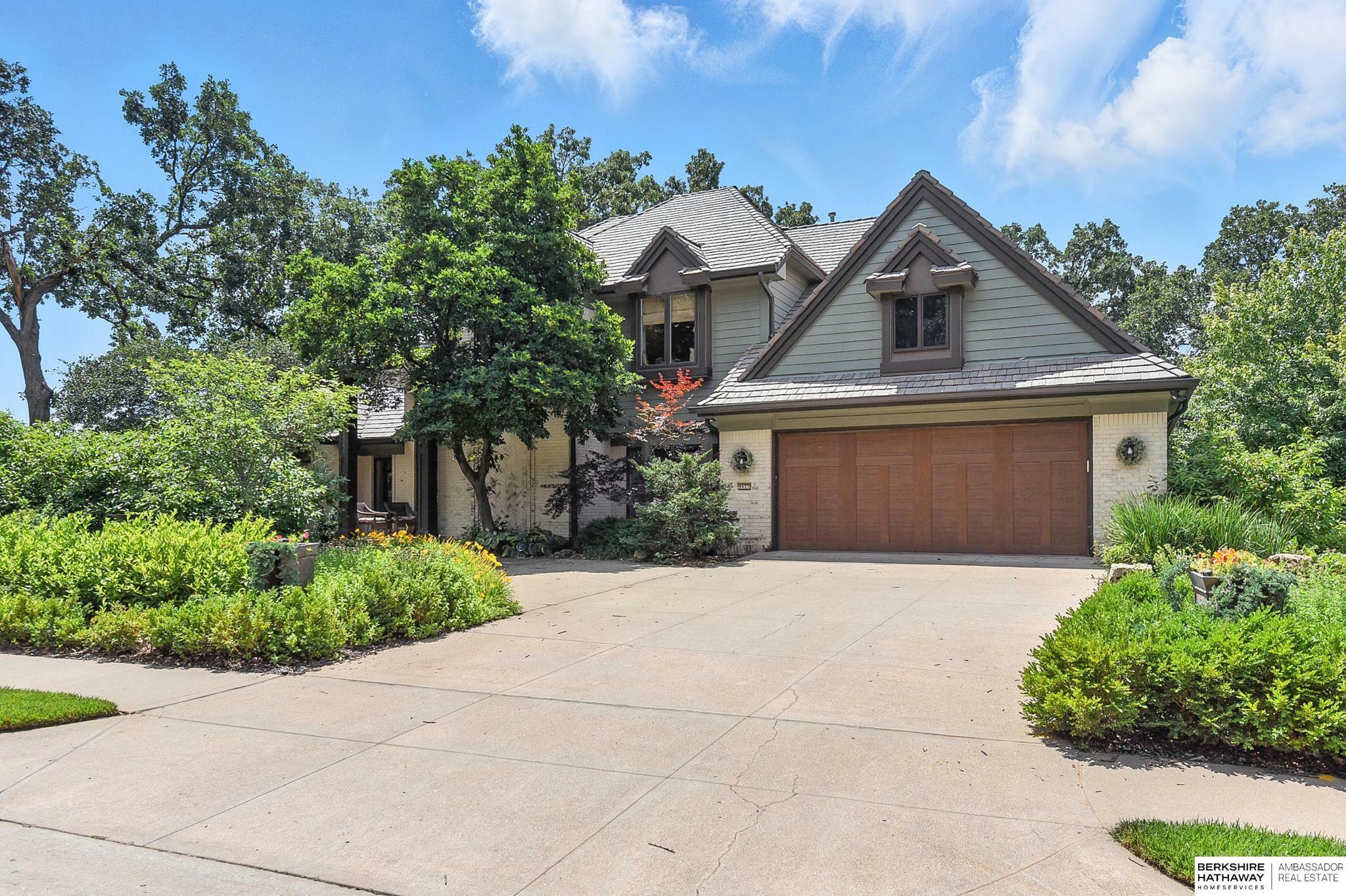 Property Photo: 9627 Oak Circle NE 68124