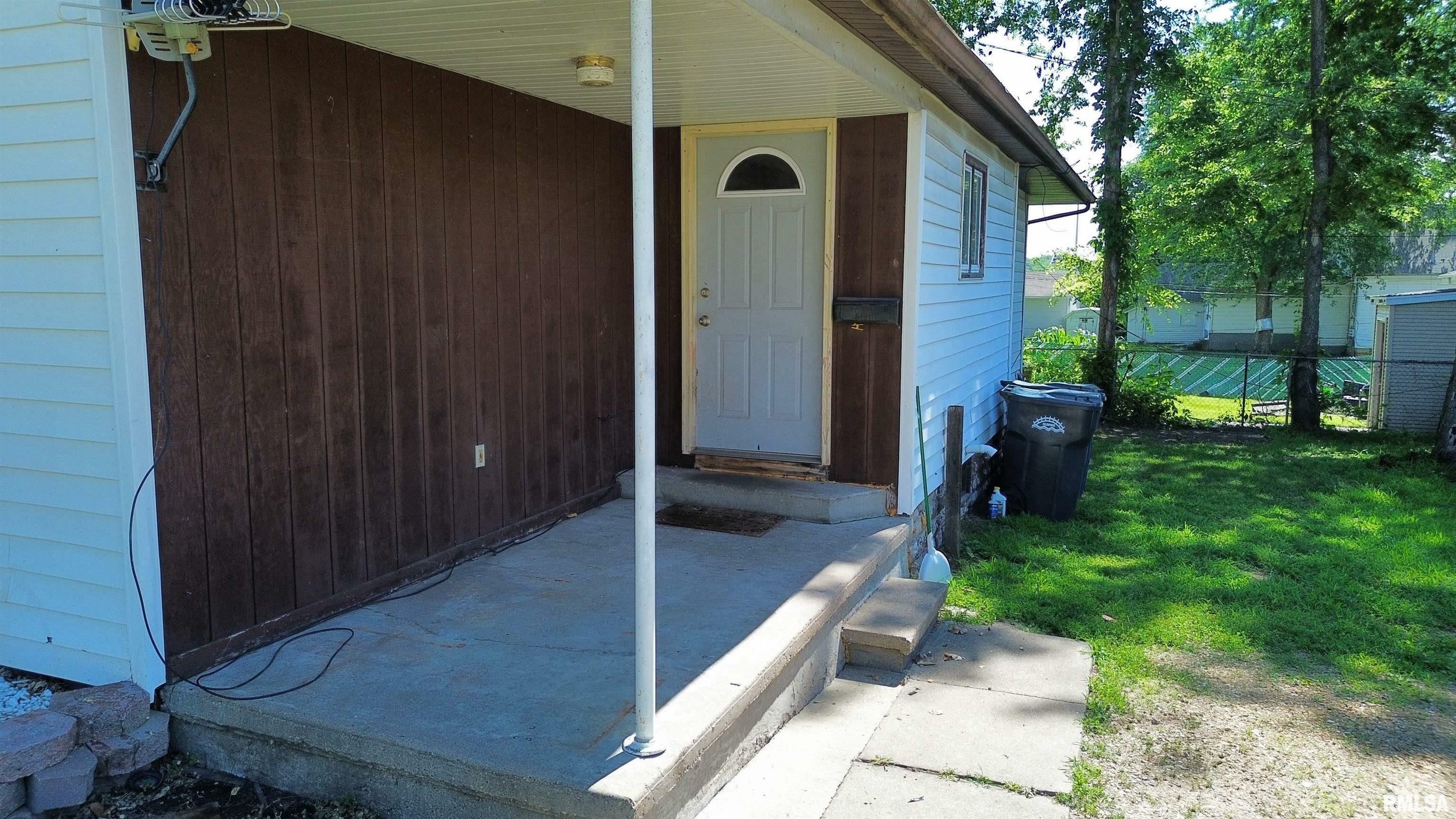 Property Photo:  915 S 5th Street  IA 52732 