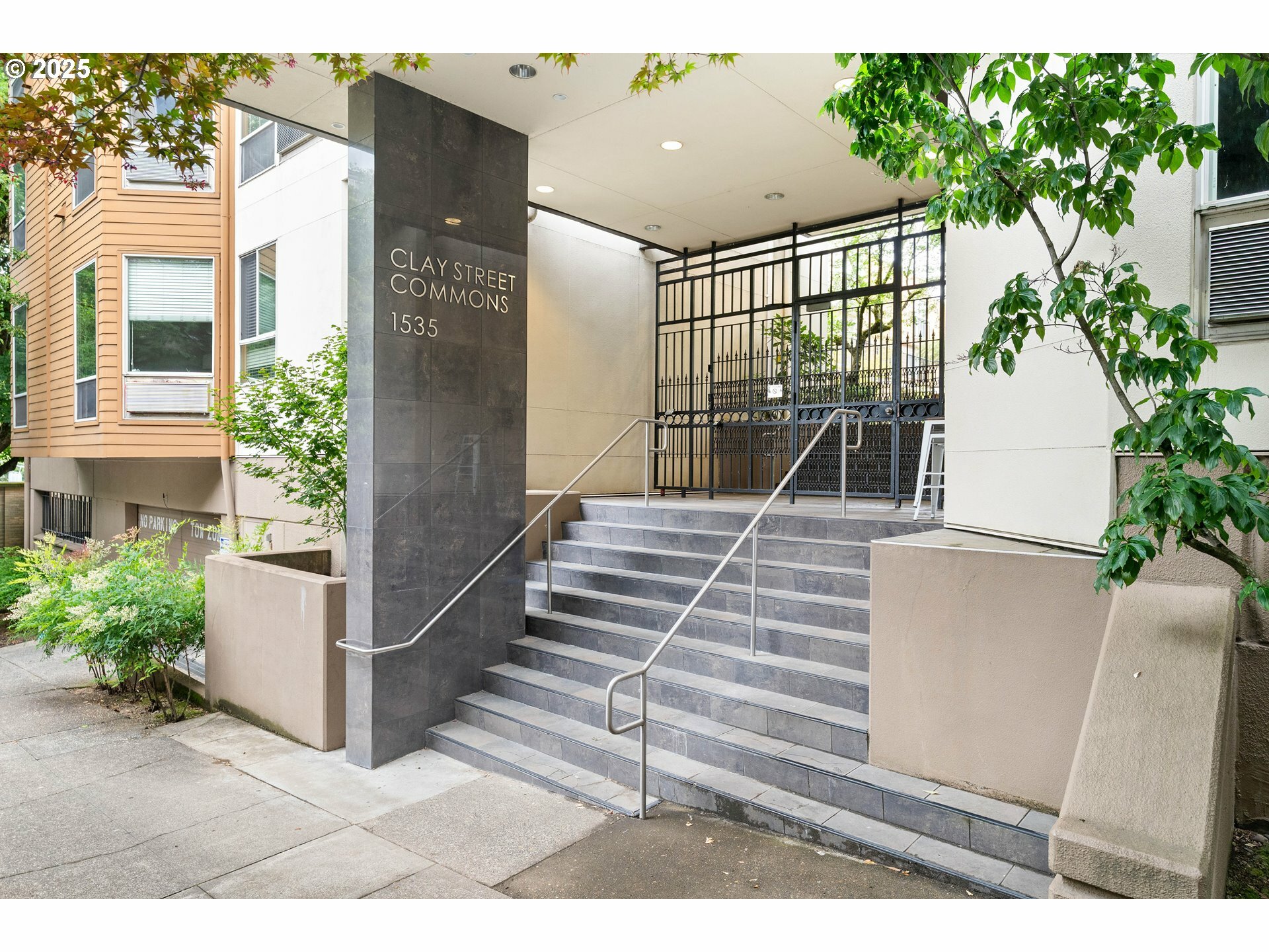 Property Photo:  1535 SW Clay St 212  OR 97201 