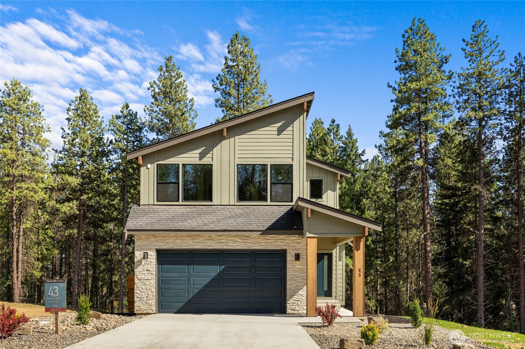 Property Photo:  629  Adventure Place  WA 98922 