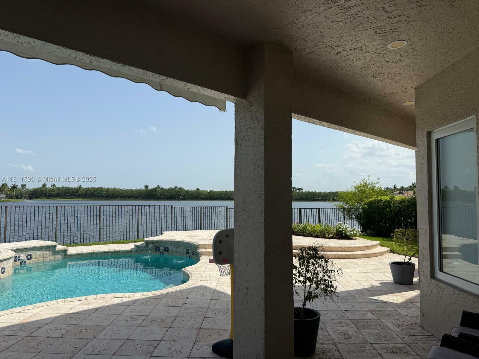 Property Photo:  1418 Lantana Dr Lantana Dr  FL 33326 