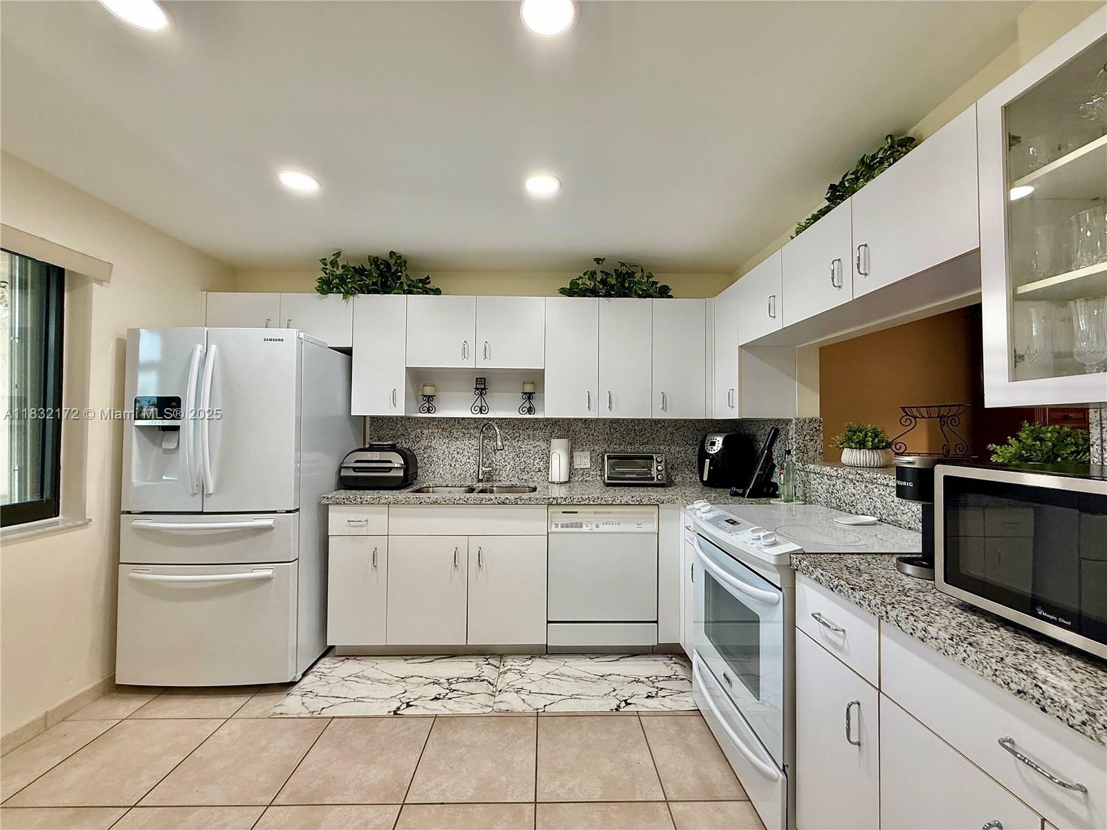 Property Photo:  318 Lakeview Dr 203  FL 33326 