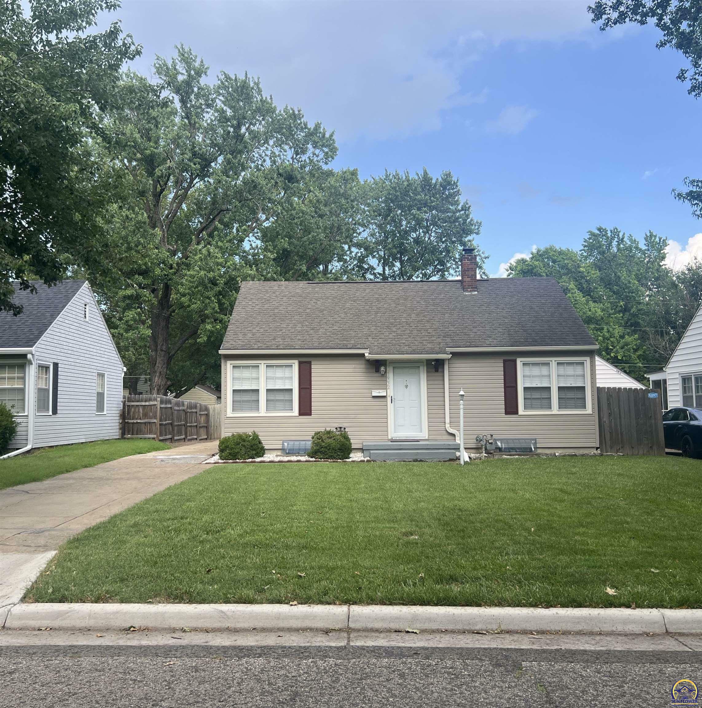Property Photo:  1932 SW Randolph Ave  KS 66604 
