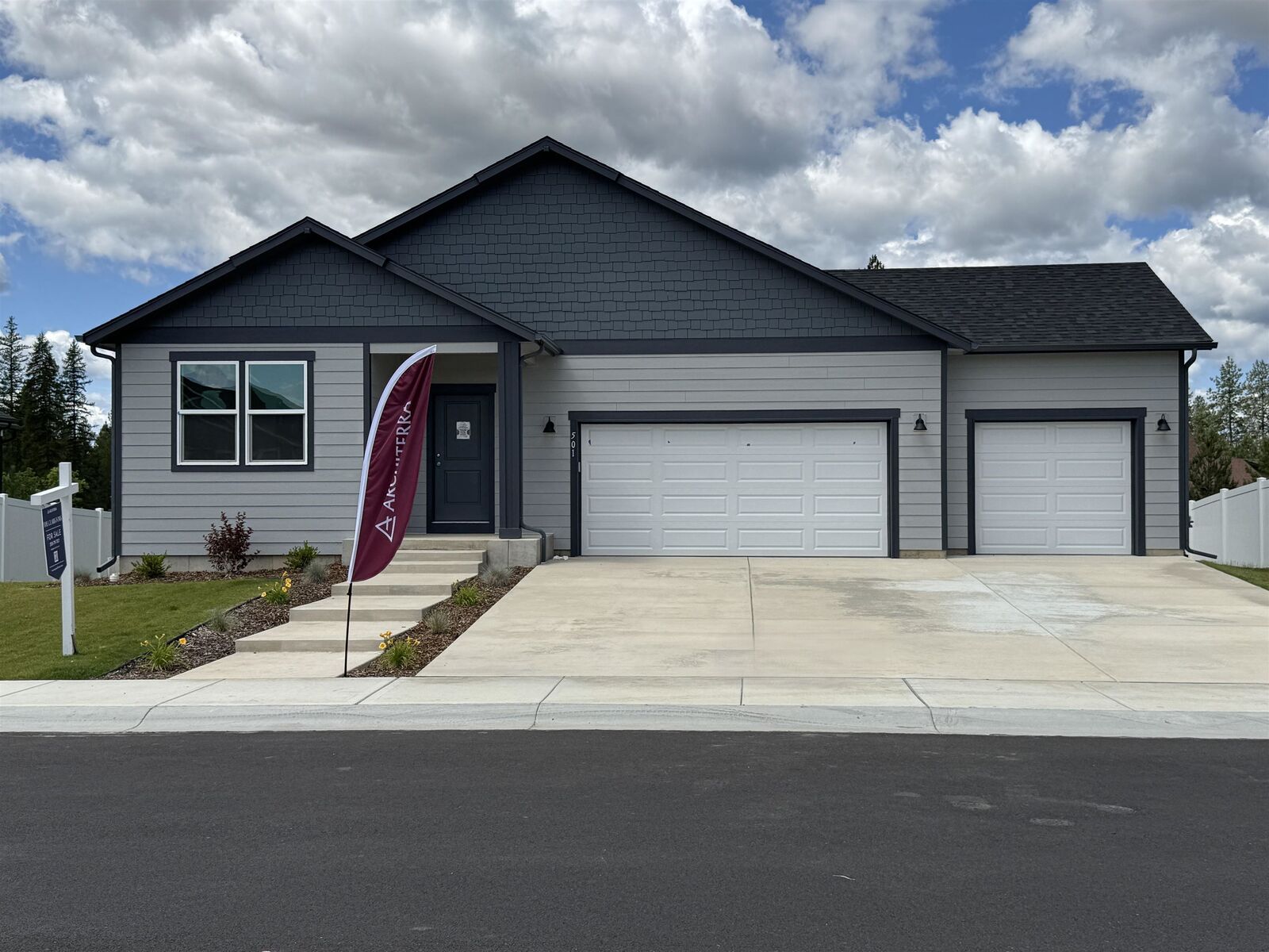 Property Photo:  501 N Arcadia Ave  WA 99006 