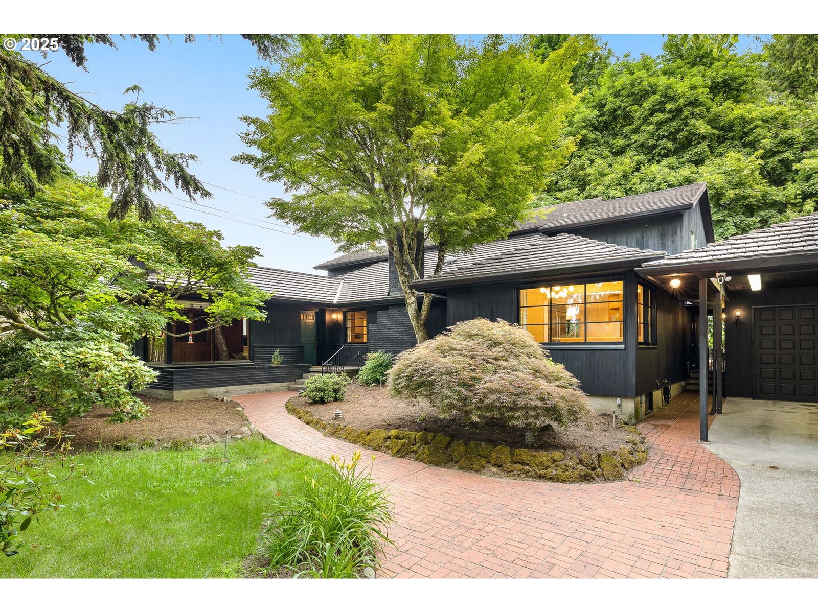 Property Photo:  1940 SW 71st Ave  OR 97225 