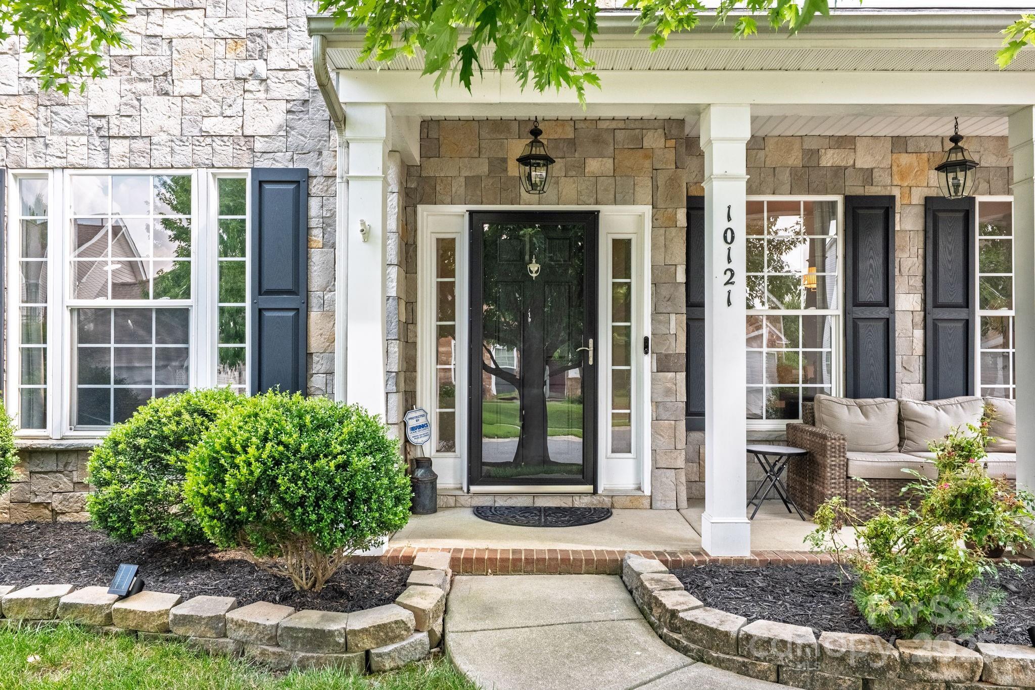 Property Photo: 10121 Halkirk Manor Lane NC 28278