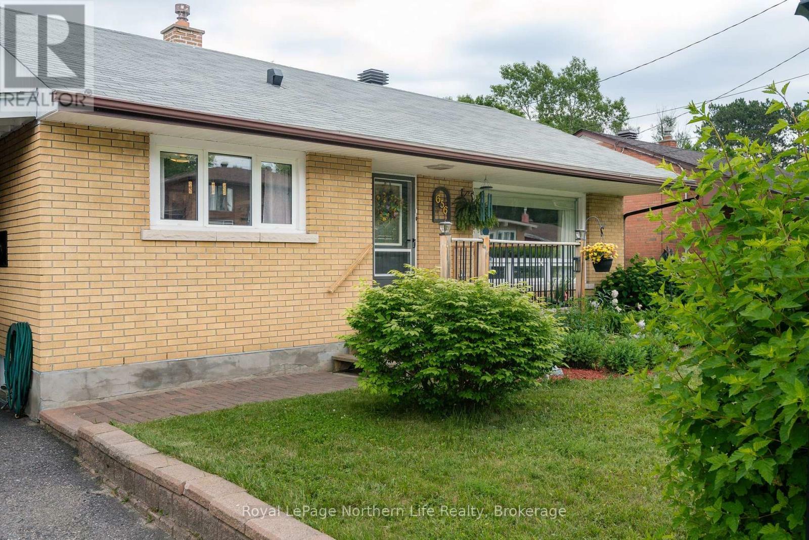 Photo de la propriété: 656 Laurentian Avenue ON P1B 7T9