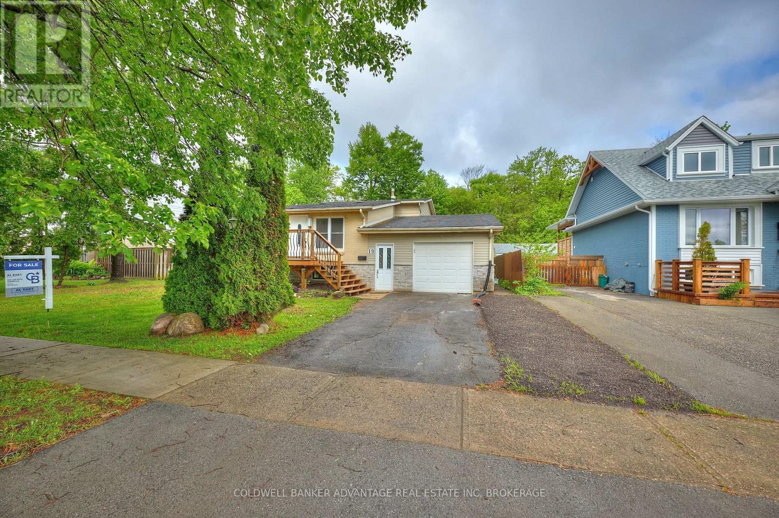 Photo de la propriété:  19 Leaside Drive  ON L3C 6B1 