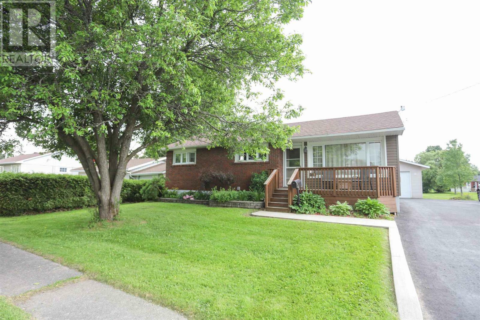 Property Photo:  71 Indiana Dr  ON P6A 4Y4 