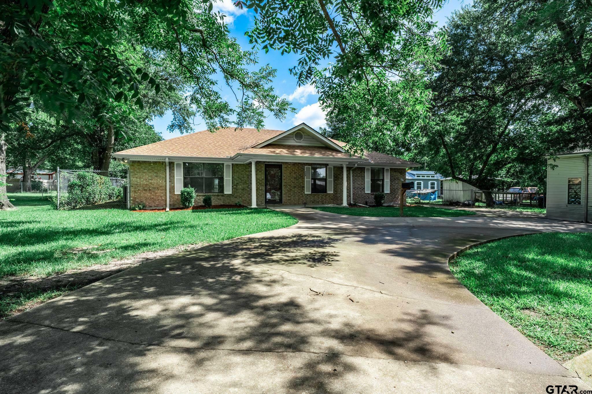 Property Photo: 239 E College St TX 75410
