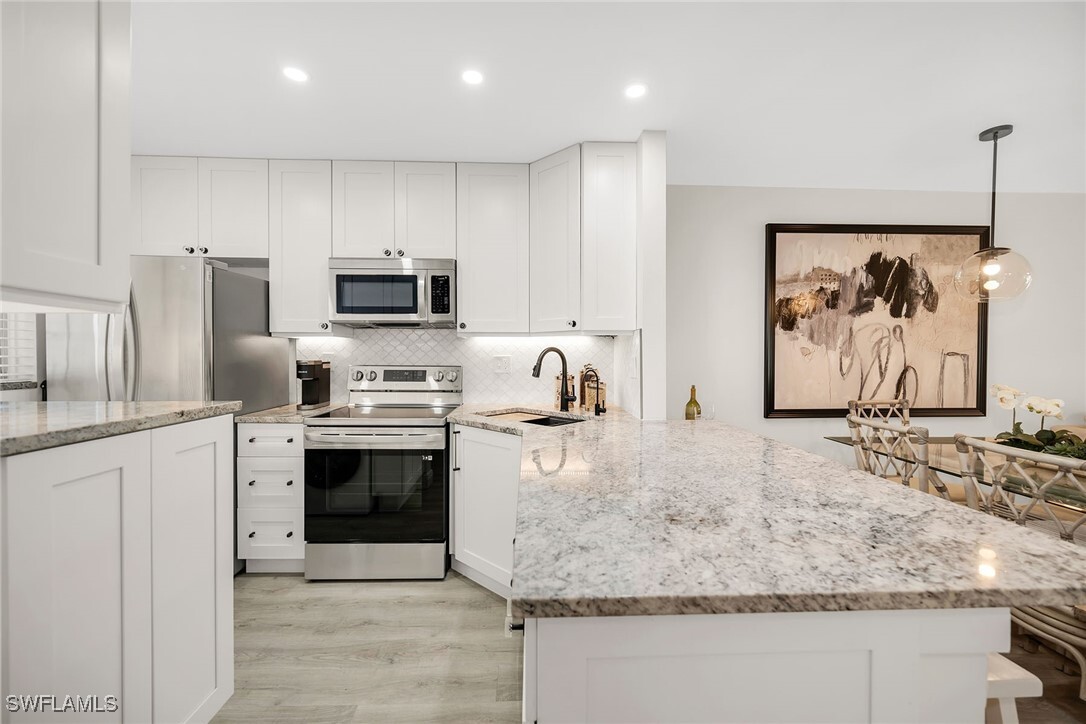 Property Photo: 290 Banyan Boulevard 290 FL 34102