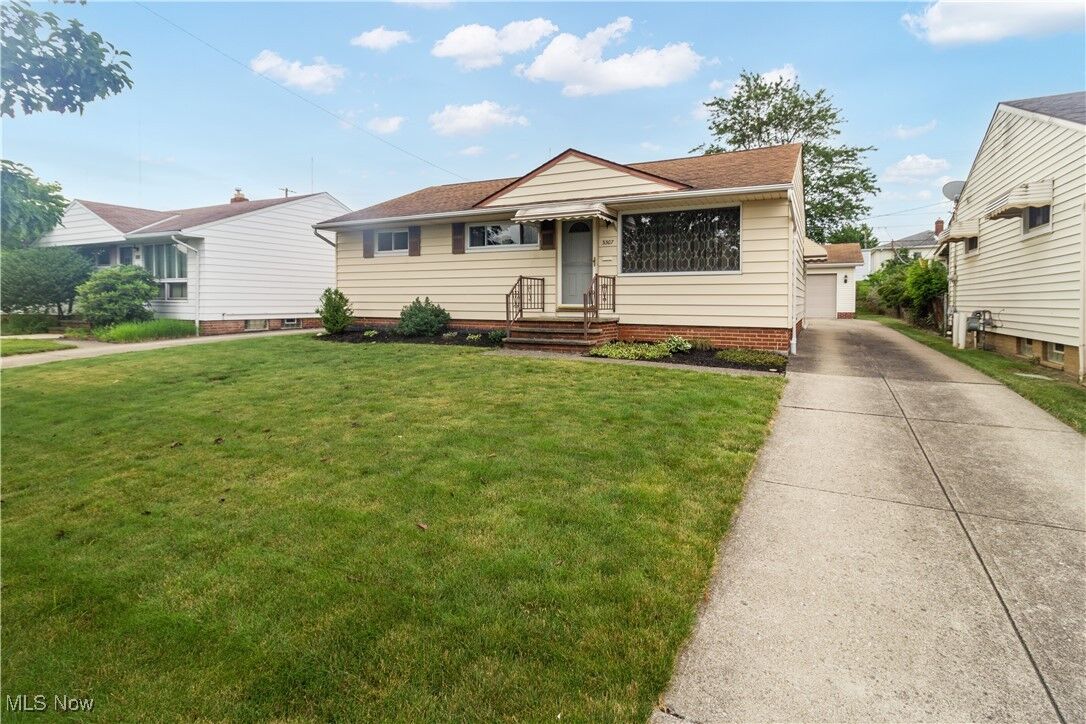 Property Photo: 3307 Dellwood OH 44134