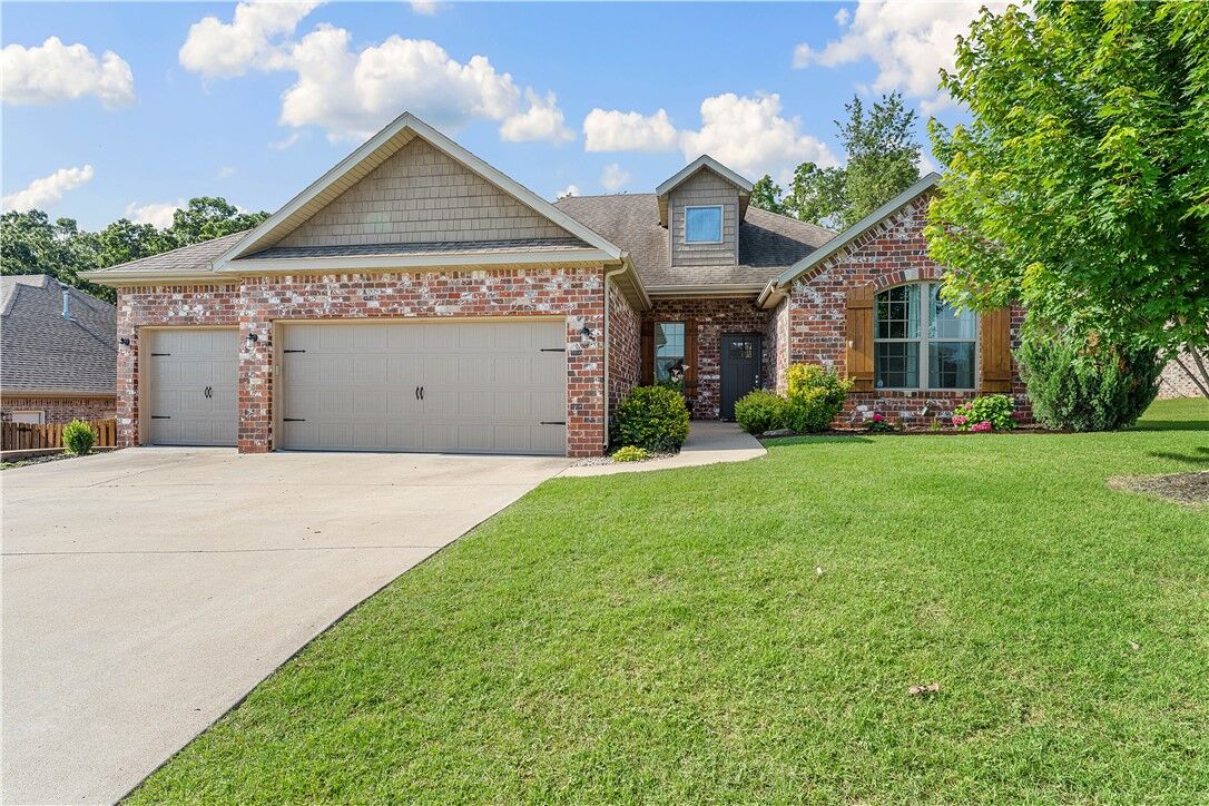 Property Photo:  1611 Sweetbriar Way  AR 72719 