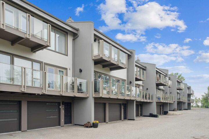 Property Photo: 3203 Rideau Place SW 18 AB T2S 2T1