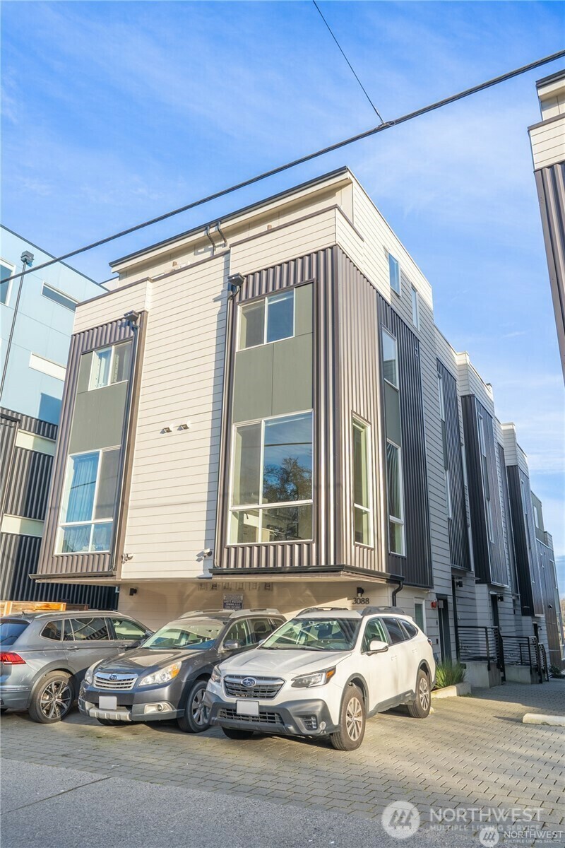 Property Photo: 3088 SW Avalon Way H WA 98126