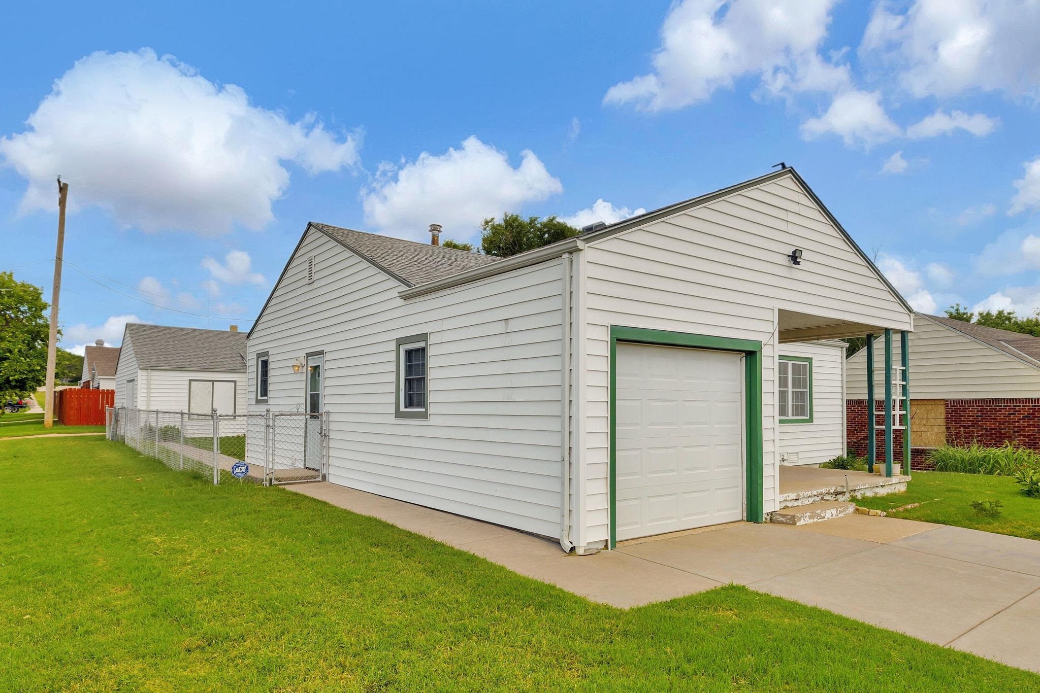 Property Photo: 1858 N Estelle Ave KS 67214-2232
