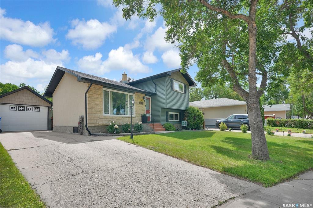 Property Photo: 34 Lloyd Bay SK S4R 5T6