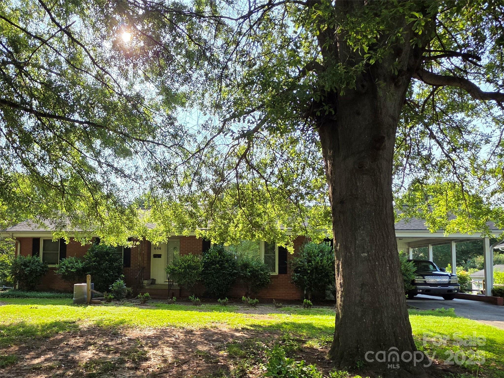 Property Photo: 606 Dartmouth Drive NC 28054