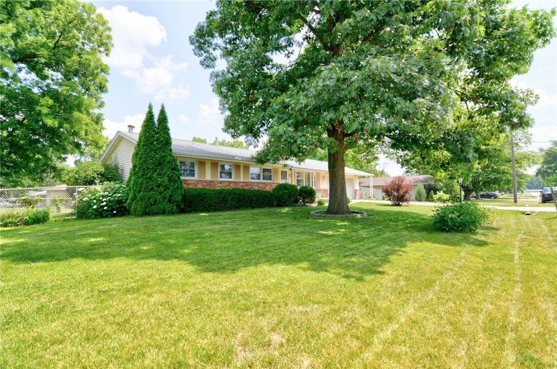 Property Photo:  400 Maddox Drive  IL 62549 