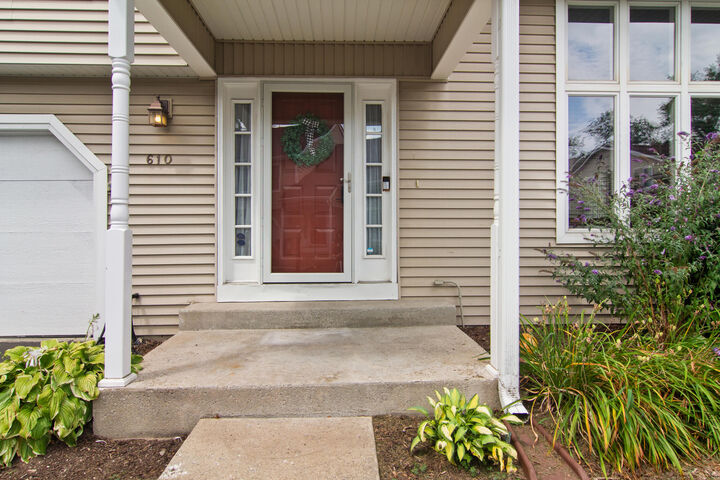 Property Photo: 610 Glade Place IN 46383