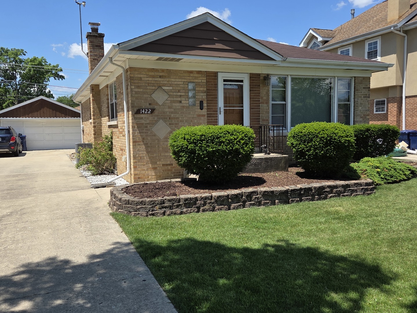 Property Photo: 1422 Homestead Road IL 60526
