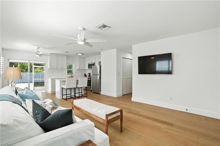 Property Photo:  1324 Highlands Dr  FL 34103 