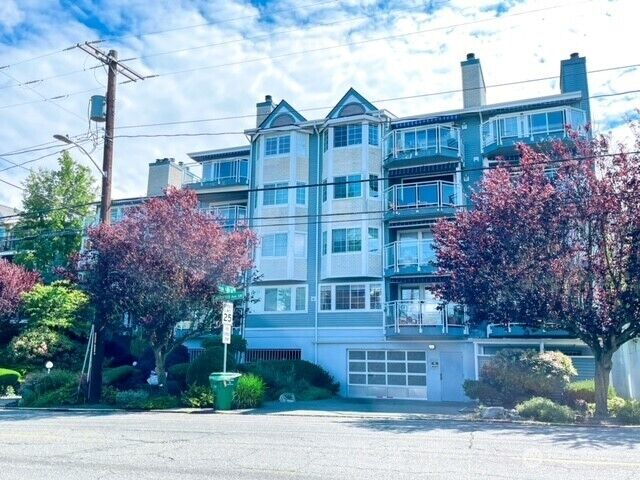 Property Photo:  6920  California Avenue SW 34  WA 98136 