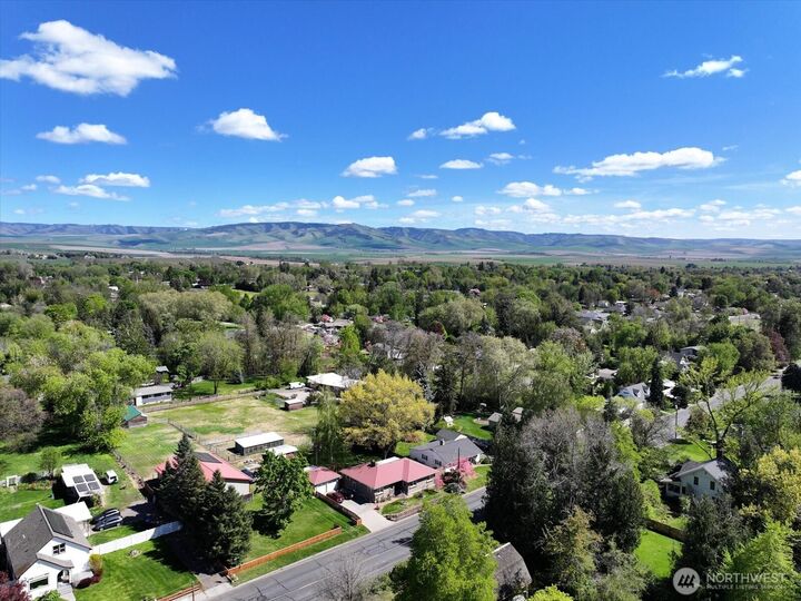 Property Photo: 811 Statesman WA 99362