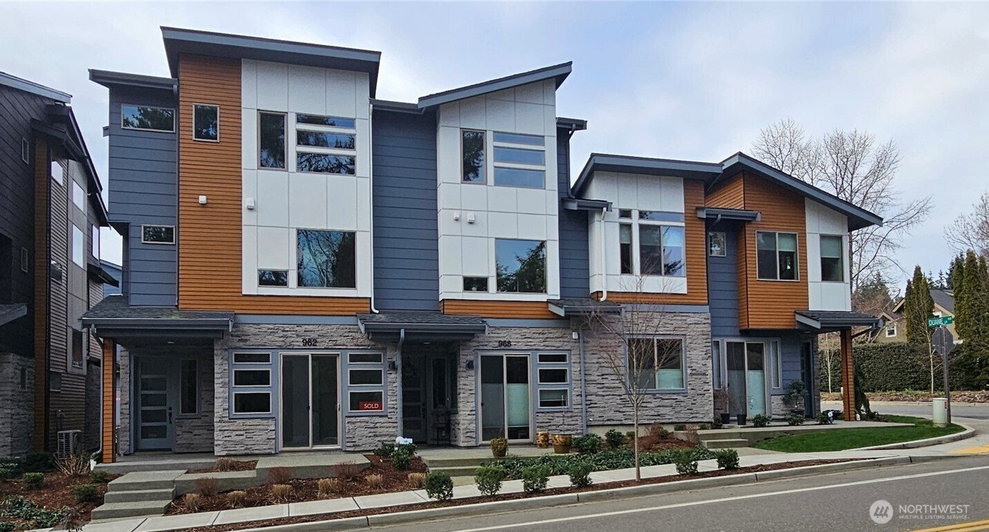 Property Photo: 962 Dove Tail Lane NW 3 WA 98110